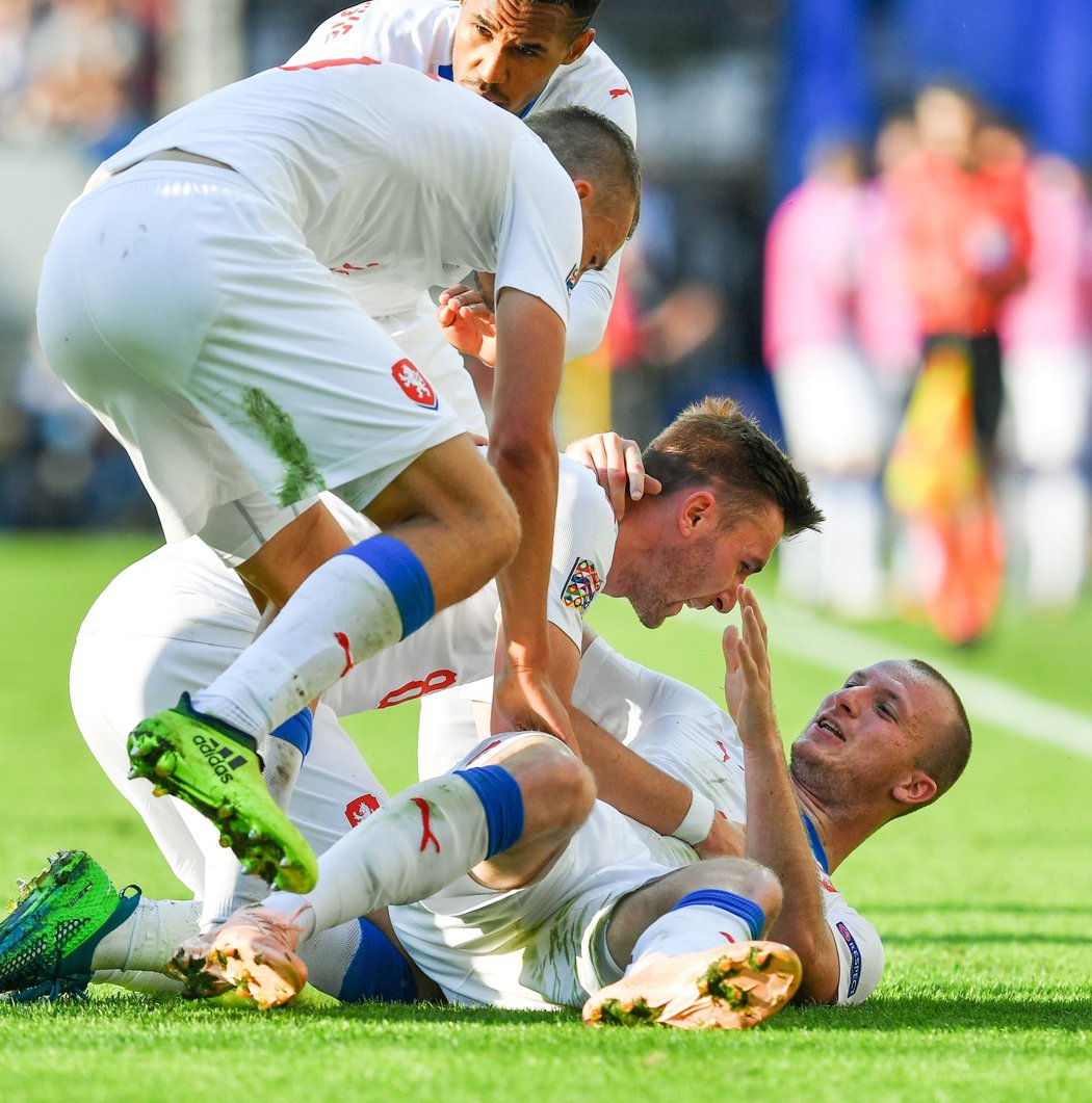 Radost českých fotbalistů po prvním gólu