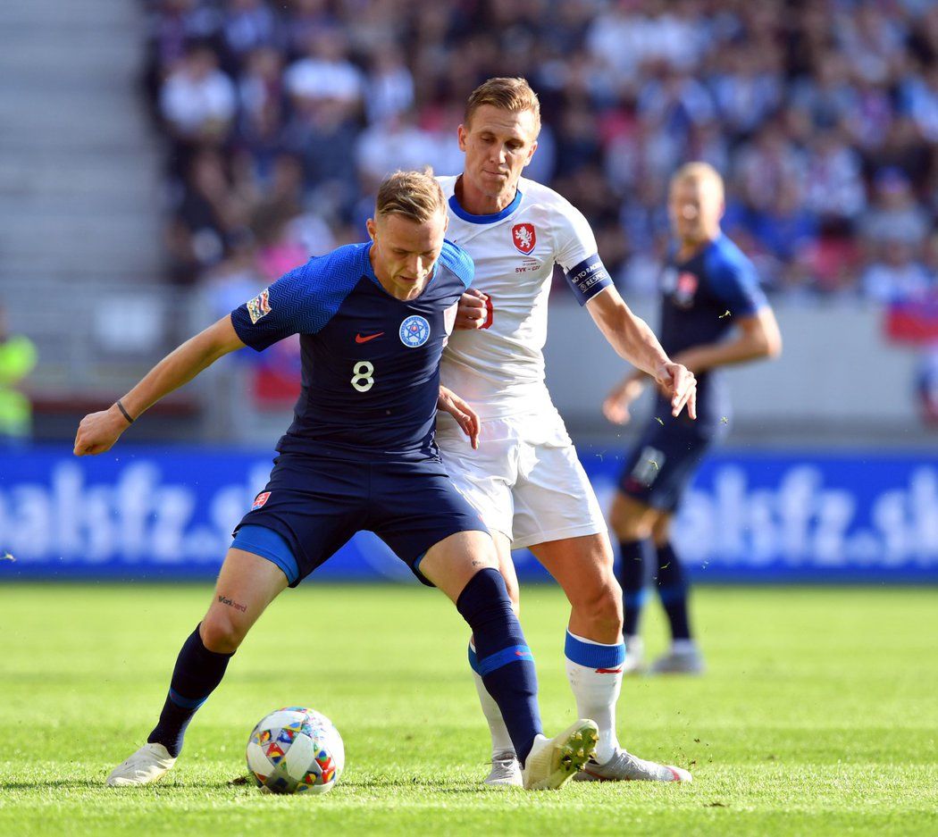 Ondrej Duda si kryje míč před českým kapitánem Bořkem Dočkalem