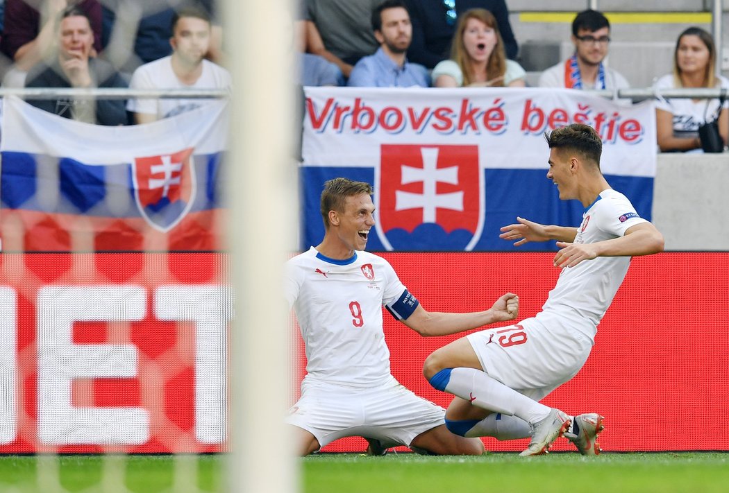 Střelec branky Patrik Schick (vpravo) slaví gól s Bořkem Dočkalem