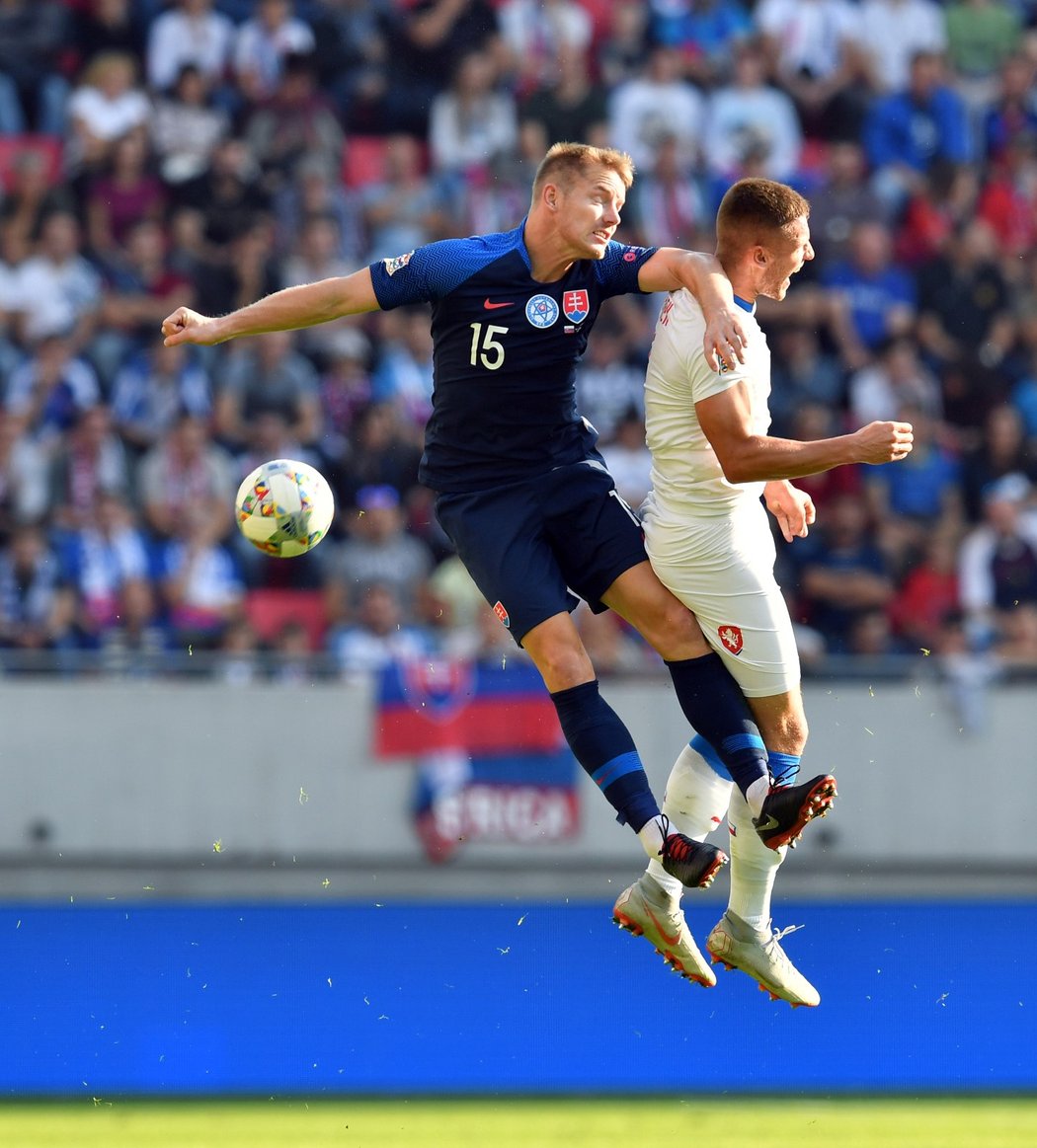 Pavel Kadeřábek (vpravo) v hlavičkovém souboji s Tomášem Hubočanem