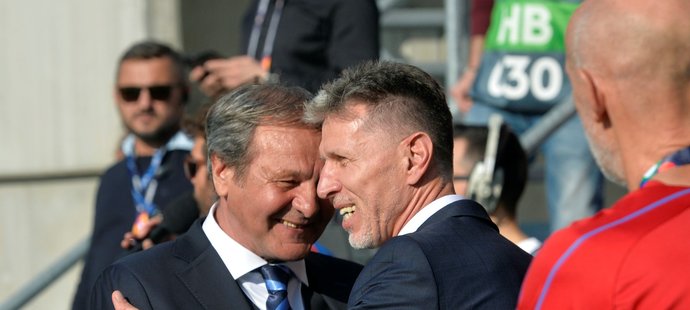Slovenský trenér Ján Kozák (vlevo) si podává ruku s Jaroslavem Šilhavým