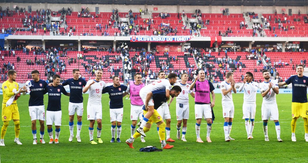 Děkovačka českých reprezentantů po vítězství v Trnavě