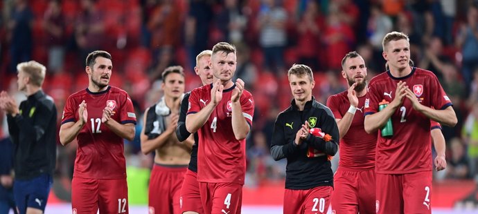 Čeští fotbalisté děkují fanouškům po remíze se Španělskem