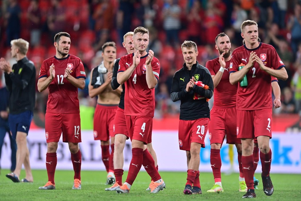 Čeští fotbalisté děkují fanouškům po remíze se Španělskem