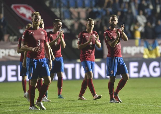 Čeští fotbalisté děkují fanouškům po prohře s Ukrajinou na úvod Ligy národů Čeští fotbalisté děkují fanouškům po prohře s Ukrajinou na úvod Ligy národů