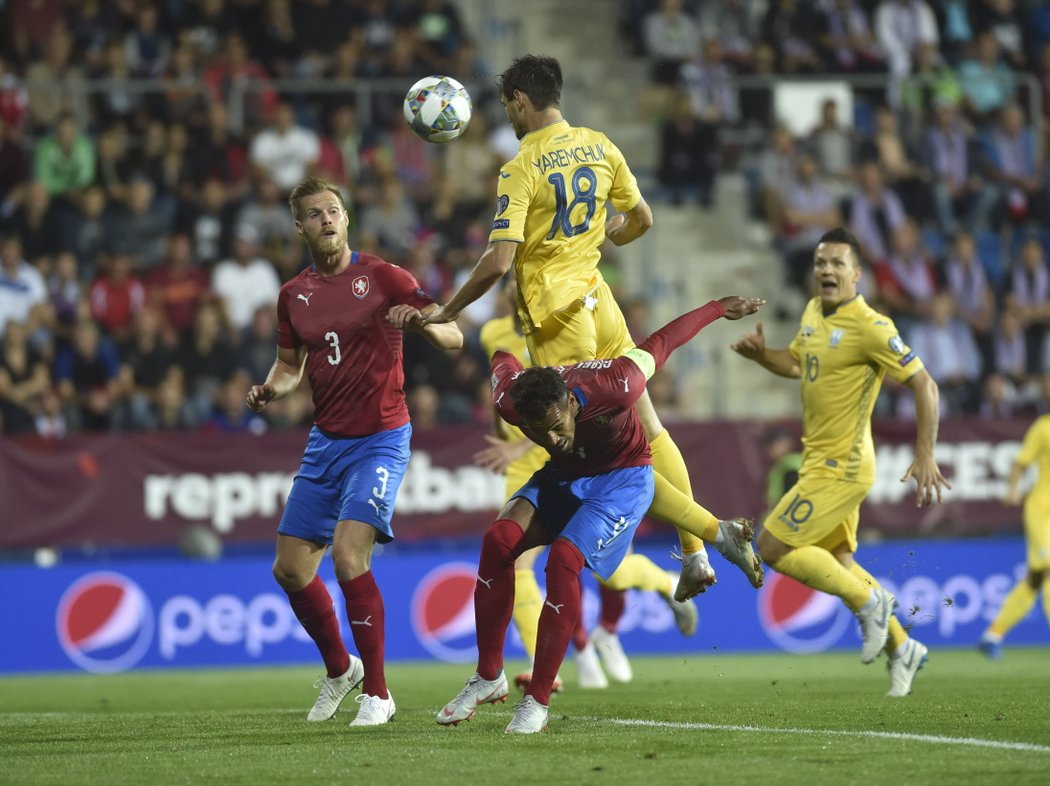 Český kapitán Theo Gebre Selassie v duelu proti Ukrajině