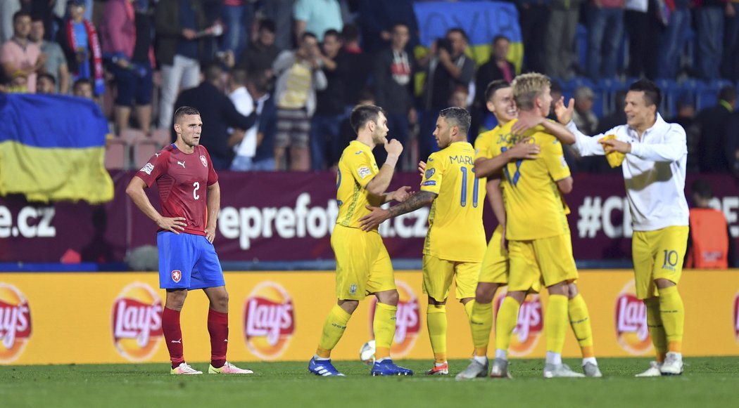 Pavel Kadeřábek sleduje radující se Ukrajince po prohře v úvodním zápase Ligy národů