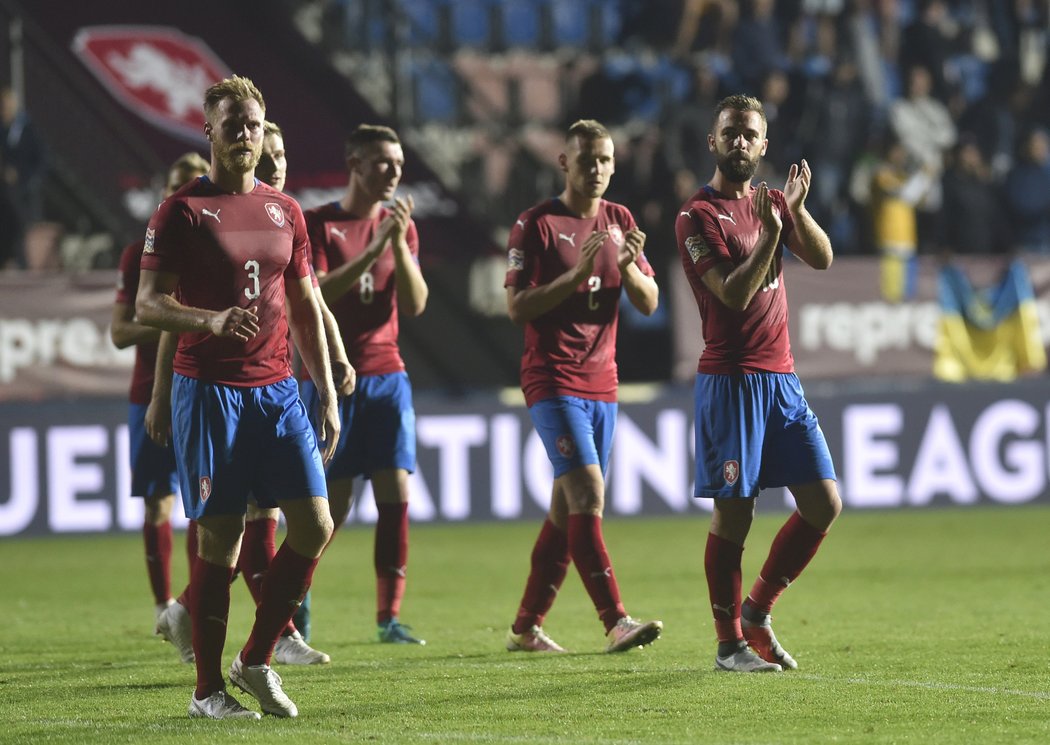 Čeští fotbalisté děkují fanouškům po prohře s Ukrajinou na úvod Ligy národů