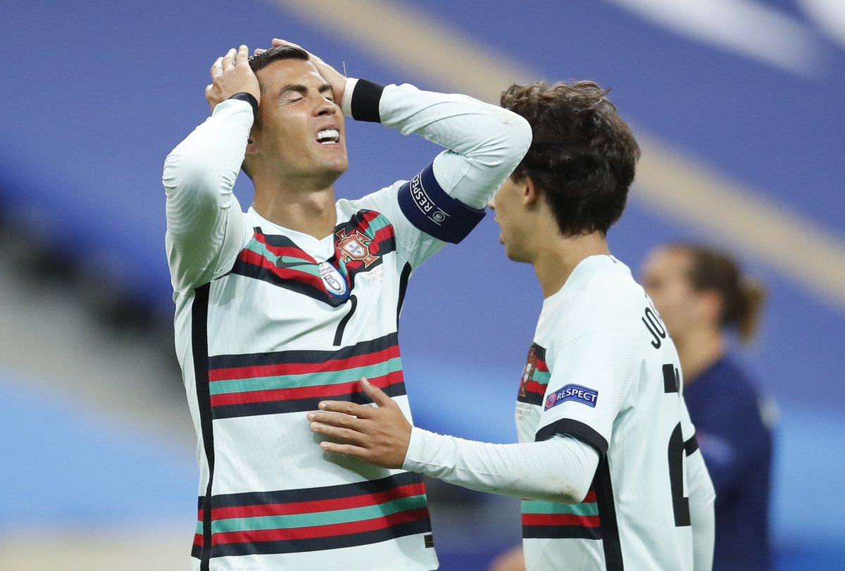 Cristiano Ronaldo se chytá za hlavu v zápase Ligy národů proti Francii