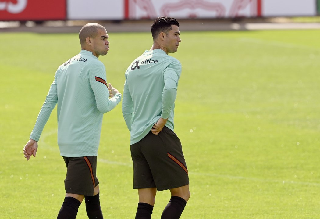 Dvě velké portugalské osobnosti, Pepe (vlevo) a Cristiano Ronaldo