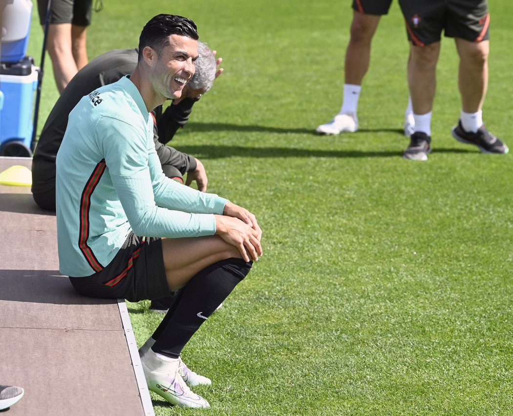 Rozesmátý Cristiano Ronaldo před duelem proti Česku