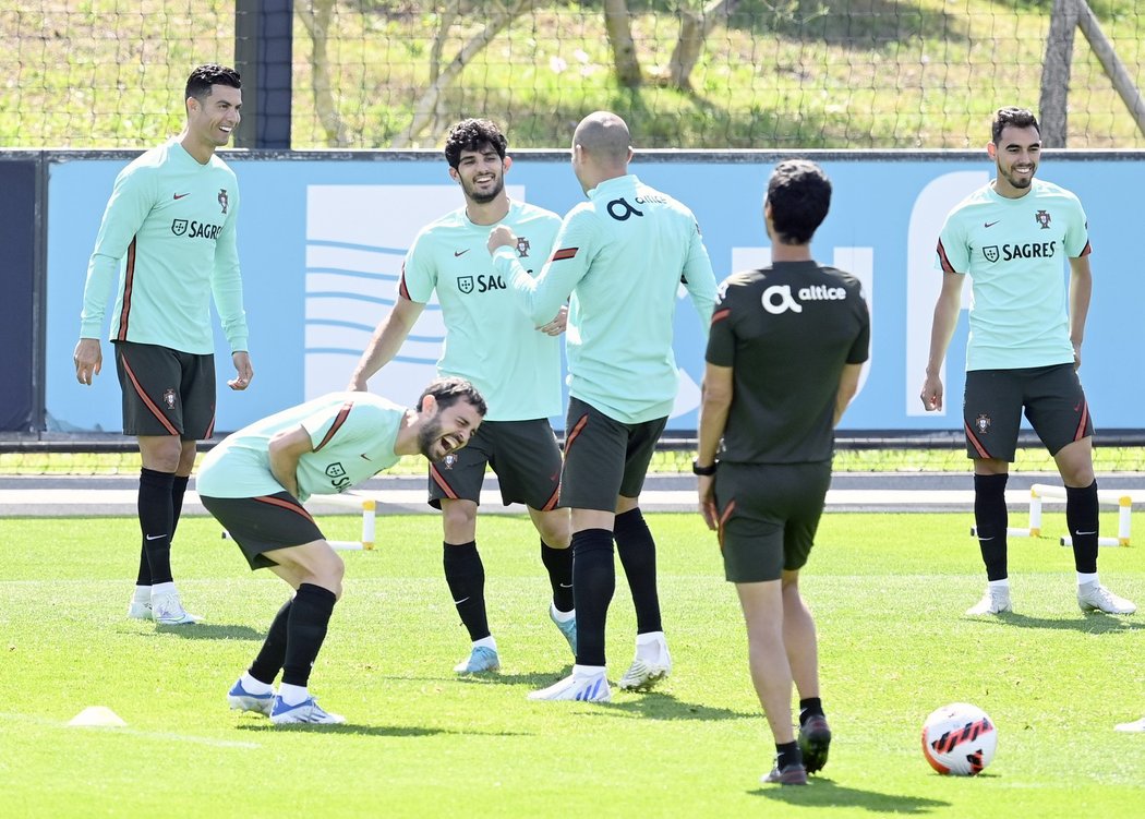 Portugalci se při tréninku dobře bavili, včetně hvězdného Cristiana Ronalda