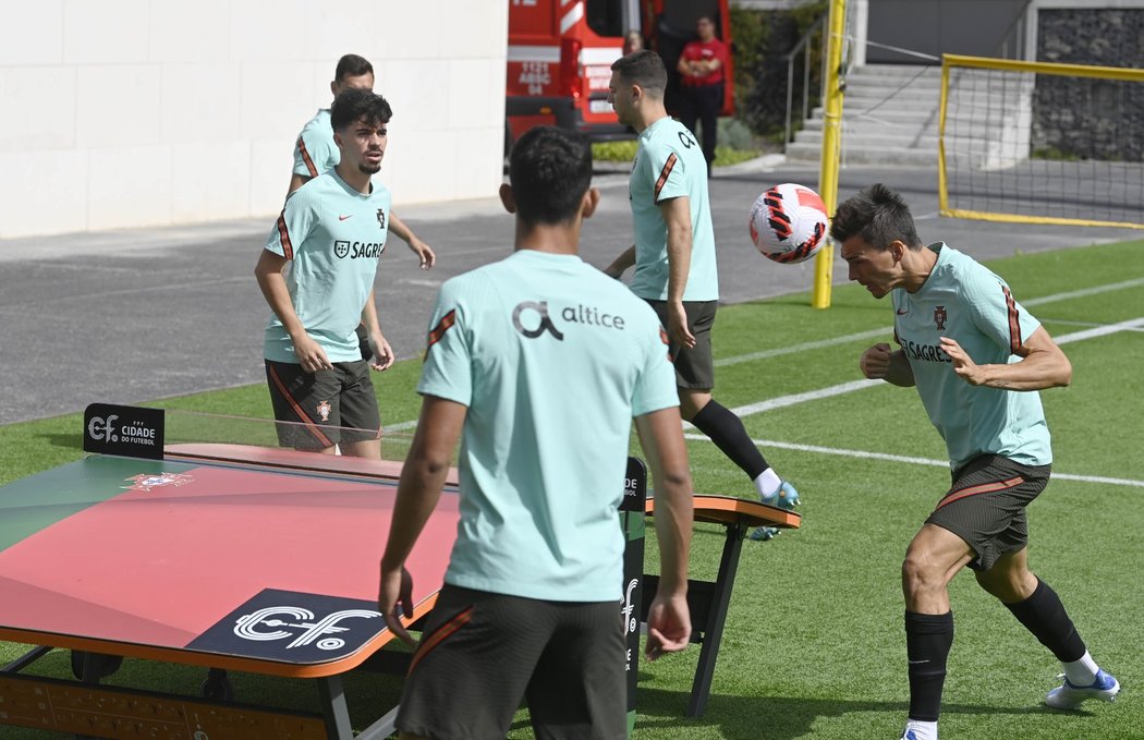 Portugalští fotbalisté si zpestřují trénink i populárním teqballem