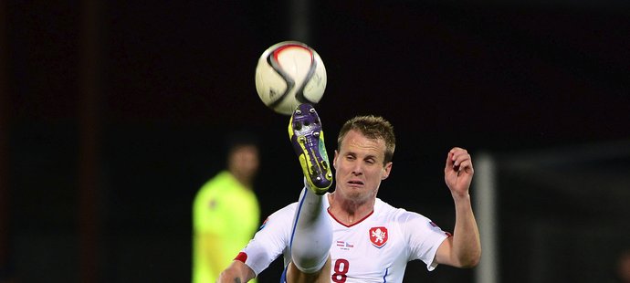 Český reprezentant David Limberský a jeho akrobatický zákrok během utkání v kvalifikaci o postup na EURO 2016