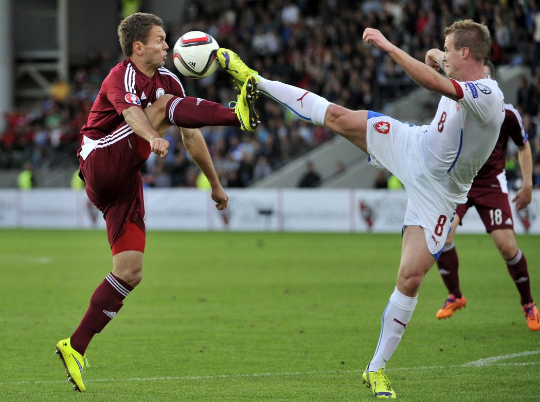 Český reprezentant David Limberský a jeho akrobatický zákrok během utkání v kvalifikaci o postup na EURO 2016. Češi vyhráli 2:1 a mohli slavit.