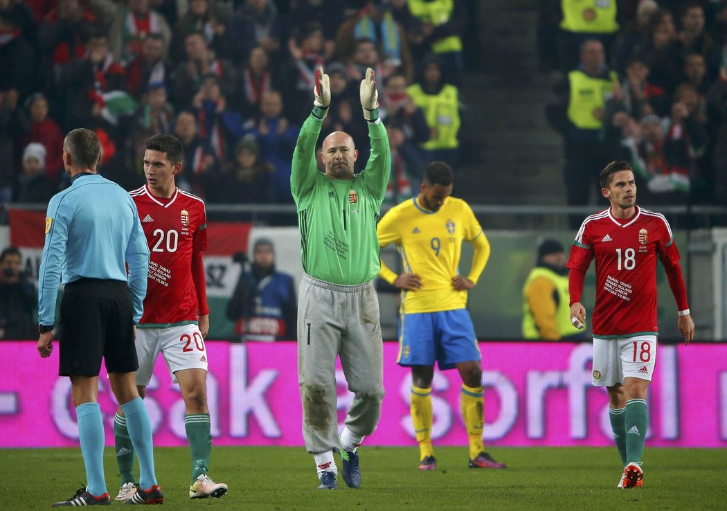 Maďarský brankář Gábor Király se loučí s fanoušky při svém posledním reprezentačním zápase