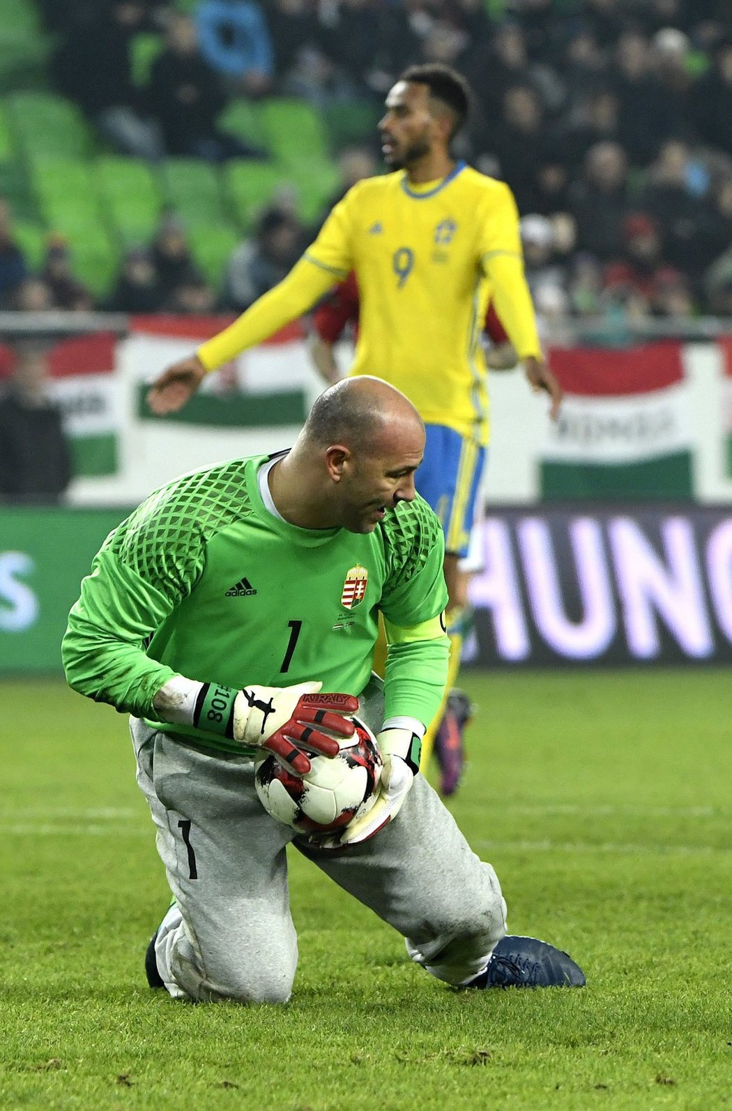 Gábor Király a jeden z jeho posledních zákroků v dresu a teplácích maďarské reprezentace