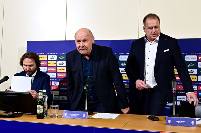 PŘÍMÝ PŘENOS: FAČR představuje nového trenéra reprezentace, stává se jím Koubek PŘÍMÝ PŘENOS: FAČR představuje nového trenéra reprezentace, stává se jím Koubek