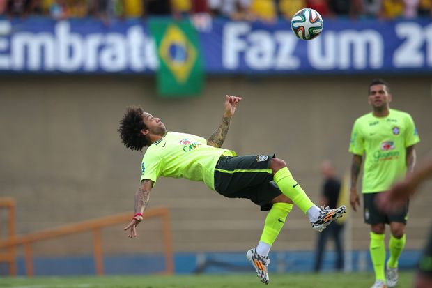 Brazilec Marcelo se pokouší o nůžky na tréninku před světovým šampionátem Brazilec Marcelo se pokouší o nůžky na tréninku před světovým šampionátem