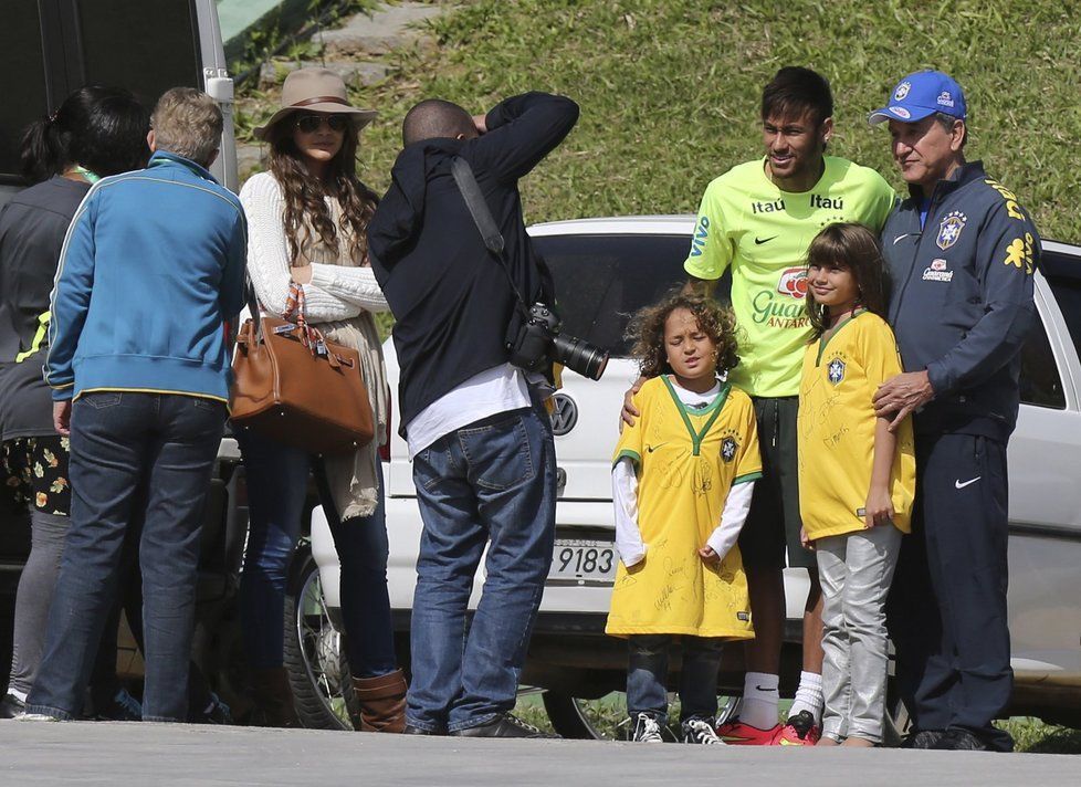 Brazilská hvězda Neymar se po tréninku fotí s fanoušky, kteří už prožívají fotbalovou horečku kolem MS. Domácí reprezentace odstartuje šampionát ve čtvrtek 12. června proti Chorvatsku