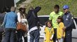 Brazilská hvězda Neymar se fotí s fanoušky, kteří už prožívají fotbalovou horečku