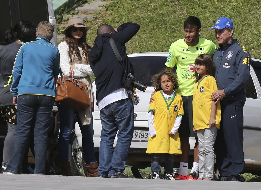 Brazilská hvězda Neymar se fotí s fanoušky, kteří už prožívají fotbalovou horečku