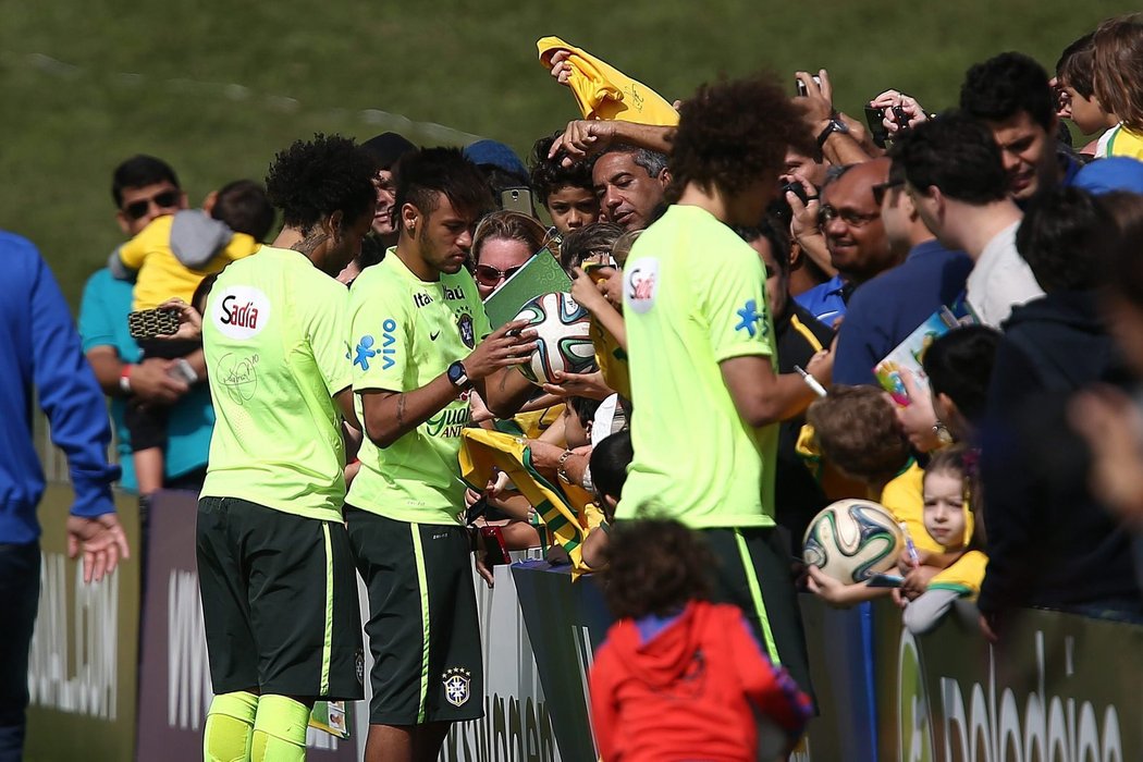 Brazilci Marcelo, Neymar a David Luiz se podepisují fanouškům, kteří obléhají jejich tréninkové hřiště