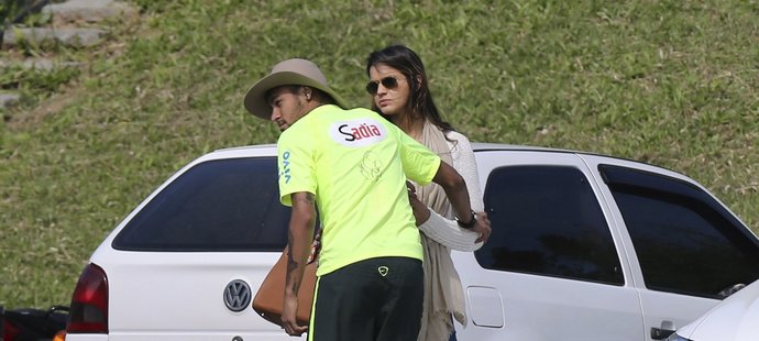 Po tréninku na Neymara čekala jeho přítelkyně Bruna