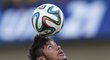 Neymar si hlavičkuje na tréninku Brazilců před začátkem mistrovství světa