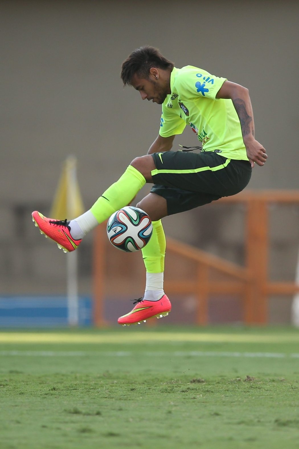 Neymar a jeho triky s míčem na brazilském tréninku