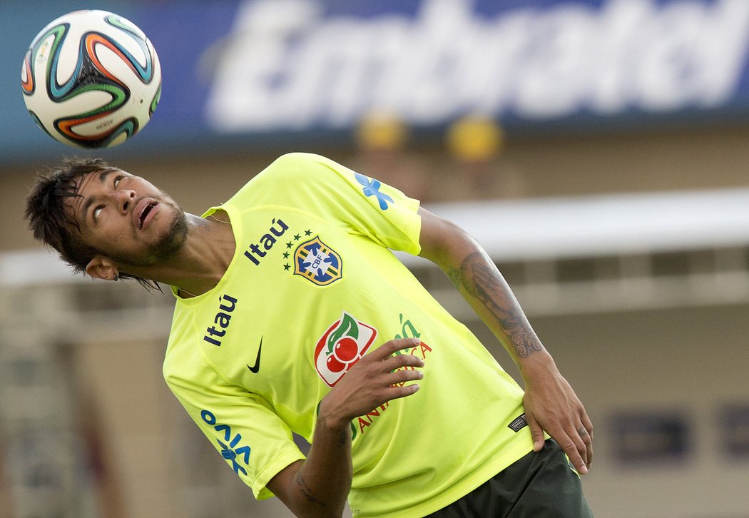 Neymar udrží míč jako přilepený i na hlavě. Brazilská hvězda na tréninku před MS