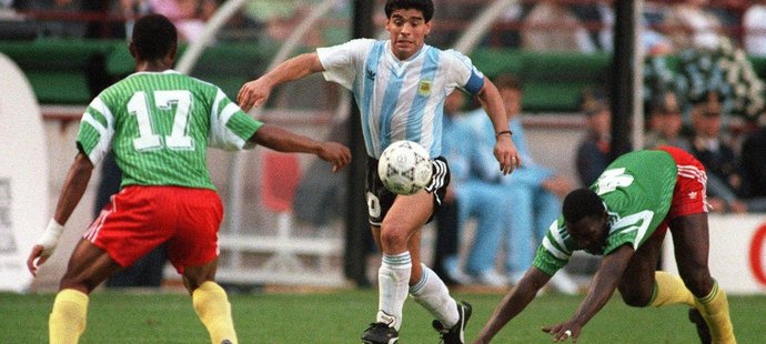 Benjamin Massing (vpravo) marně stíhá Diega Maradonu v zápase Kamerunu s Argentinou na MS v roce 1990