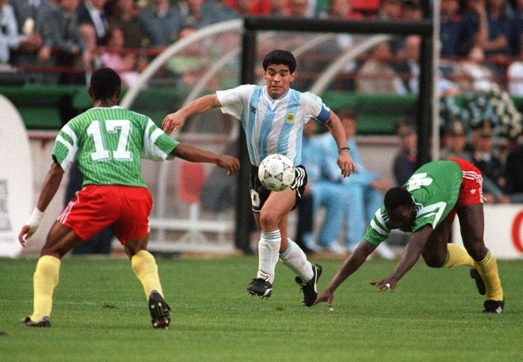 Benjamin Massing (vpravo) marně stíhá Diega Maradonu v zápase Kamerunu s Argentinou na MS v roce 1990