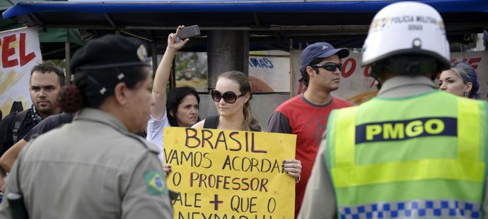 Ne všichni v Brazílii drží fotbalistům palce. Demonstranti před zápasem s Panamou drželi i tuhle ceduli: Brazílie, probuď se! Učitel je cennější než Neymar