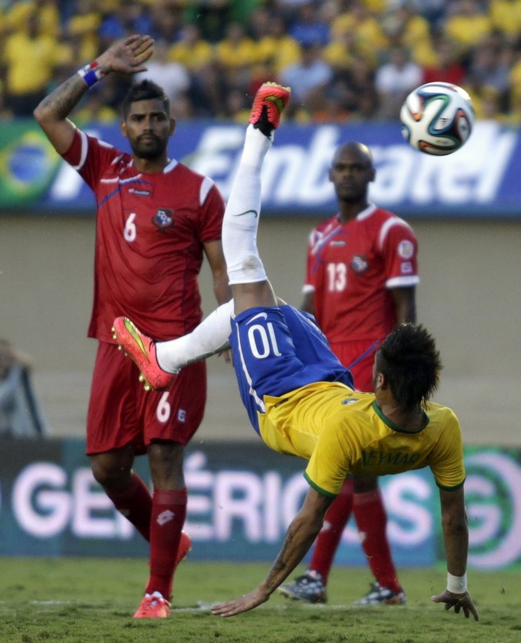 Brazilská hvězda Neymar se pokouší o nůžky v přípravném zápase proti Panamě