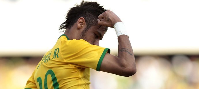 Neymar slaví svou parádní trefu z přímého kopu do sítě Panamy