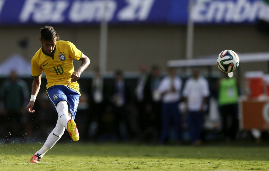 Potěch pro oko fotbalového fanouška. Neymar právě posílá míč z přímáku do branky Panamy