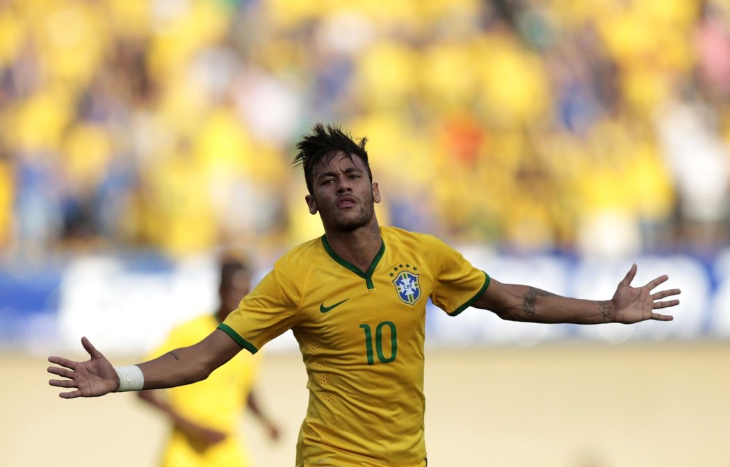 Neymar se raduje z trefy v přípravném zápase proti Panamě