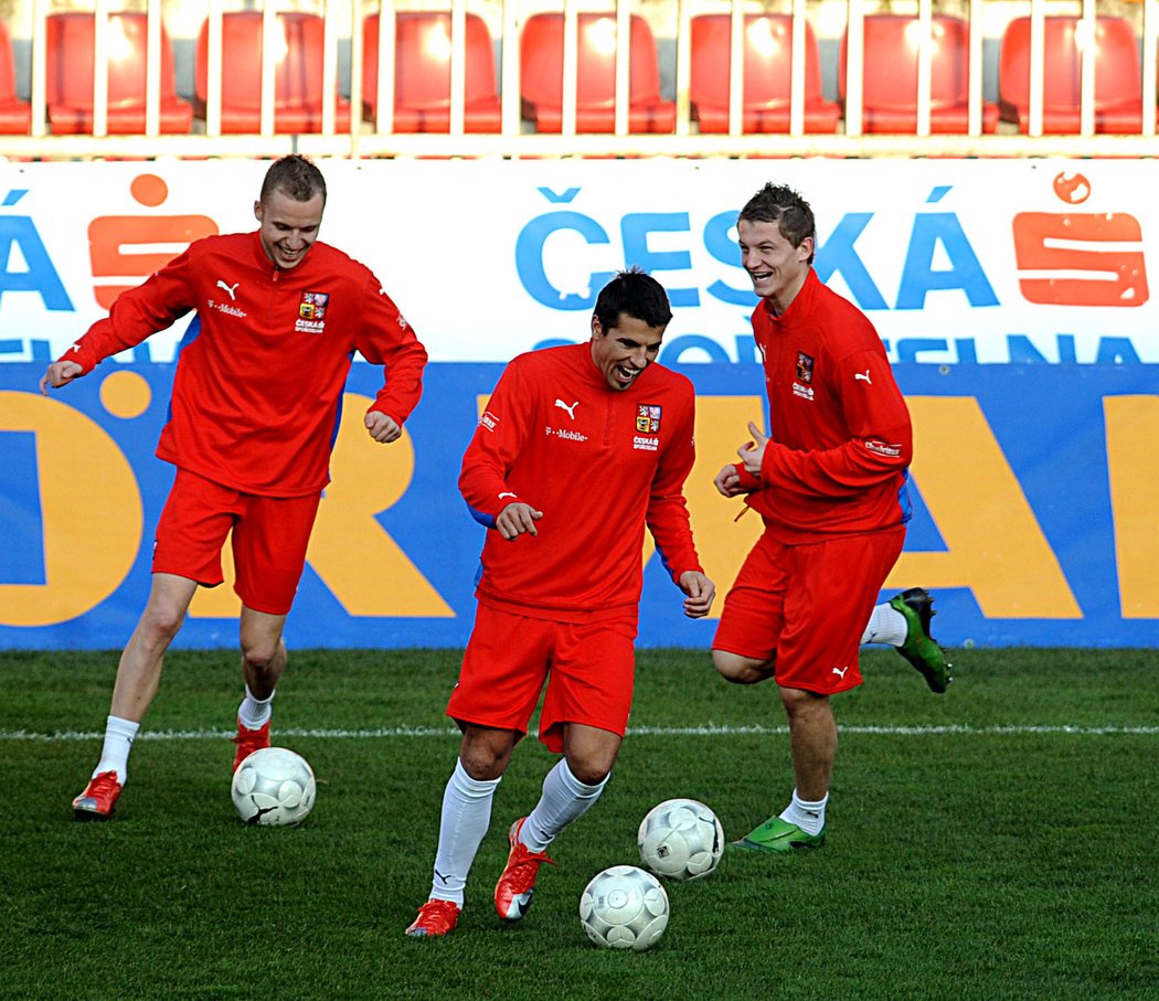 Rozesmátí Michal Kadlec, Milan Baroš a Tomáš Necid před kvalifikačním zápasem o MS 2010 proti Slovensku - ten Češi doma prohráli 1:2