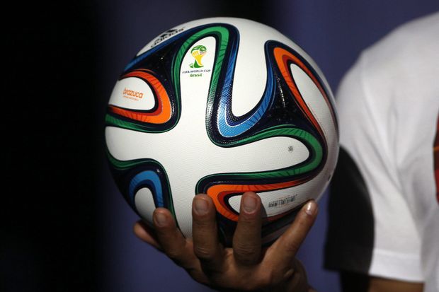 Inspirací vzhledu míče Brazuca pro MS 2014 prý byly brazilské náramky pro štěstí Inspirací vzhledu míče Brazuca pro MS 2014 prý byly brazilské náramky pro štěstí