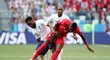 Anglický obránce Danny Rose se v souboji snaží obrat o míč Abdiela Arroya z Panamy