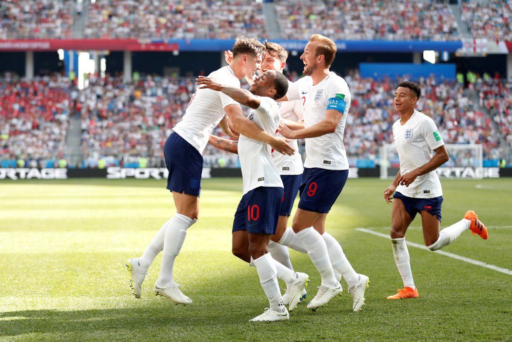 Angličtí fotbalisté se radují ze čtvrté branky utkání proti Panamě, kterou po parádní sehrané akci vstřelil John Stones