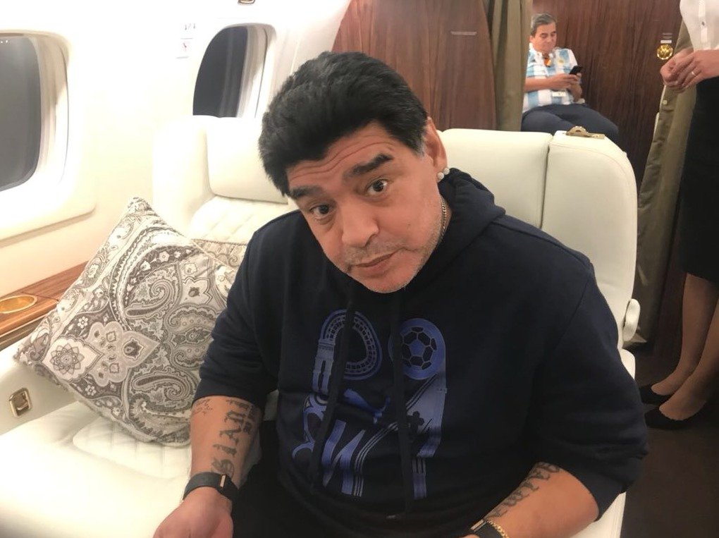 V letadla z Petrohradu do Moskvy už Diego Maradona vypadal znovu svěže