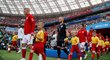Dánští fotbalisté nastupují do utkání základní skupiny C proti Francii