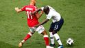 Francouzský defenzivní štít N'Golo Kanté v souboji o míč s dánským záložníkem Martinem Braithwaitem