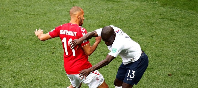 Francouzský defenzivní štít N&#39;Golo Kanté v souboji o míč s dánským záložníkem Martinem Braithwaitem