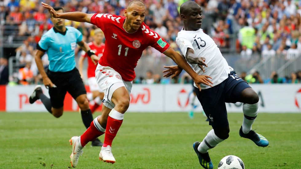 Dánský záložník Martin Braithwaite se snaží prosadit přes francouzského záložníka N'Gola Kantého