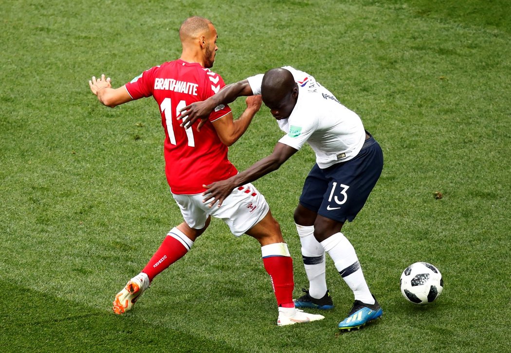 Francouzský defenzivní štít N&#39;Golo Kanté v souboji o míč s dánským záložníkem Martinem Braithwaitem