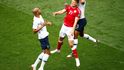 Dánský útočník Andreas Cornelius se snaží prosadit proti francouzské dvojici Presnel Kimpembe a Steven Nzonzi