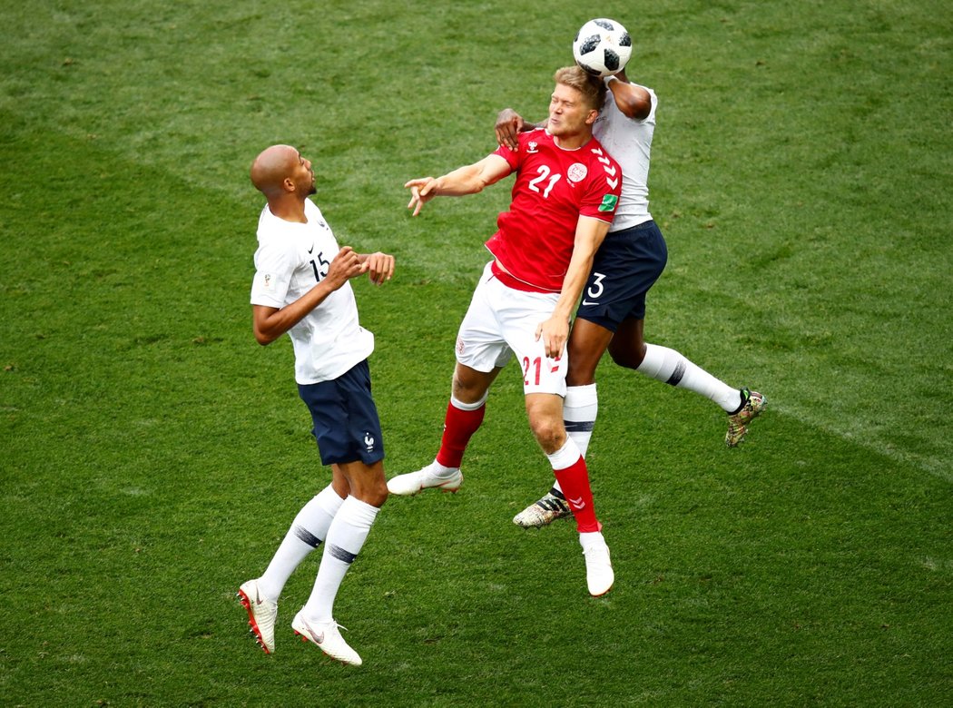 Dánský útočník Andreas Cornelius se snaží prosadit proti francouzské dvojici Presnel Kimpembe a Steven Nzonzi